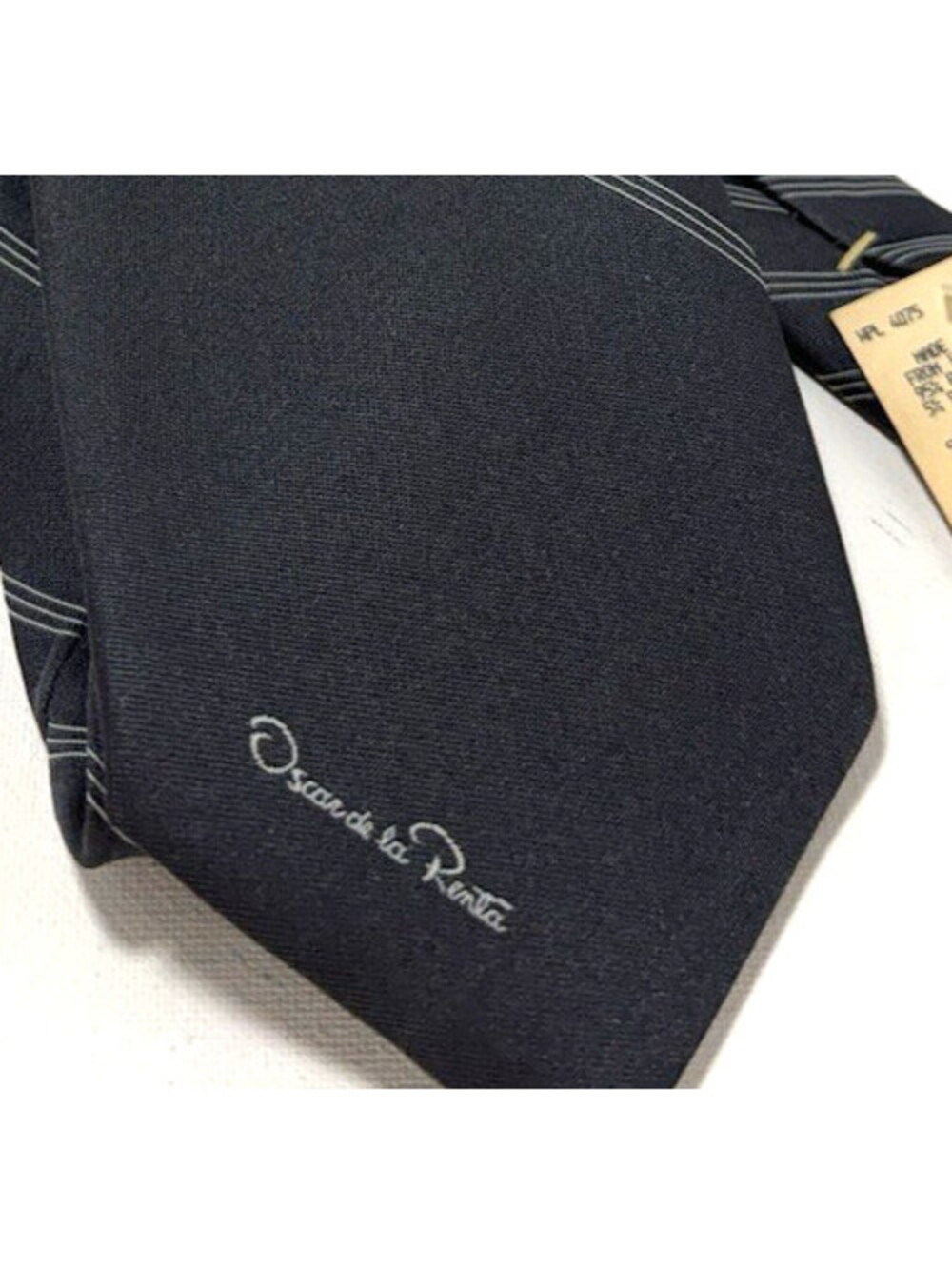 VTG Oscar De La Renta Mens Gray Tie Striped Necktie Black 95% polyester 5% silk - Picture 5 of 7